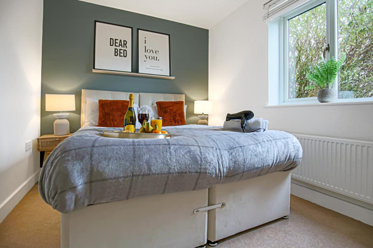 Stylish Apartment With Balcony, Free Parking, Fast Wifi And Smart Tv With Sky And Netflix By Yoko Property Milton Keynes Kültér fotó